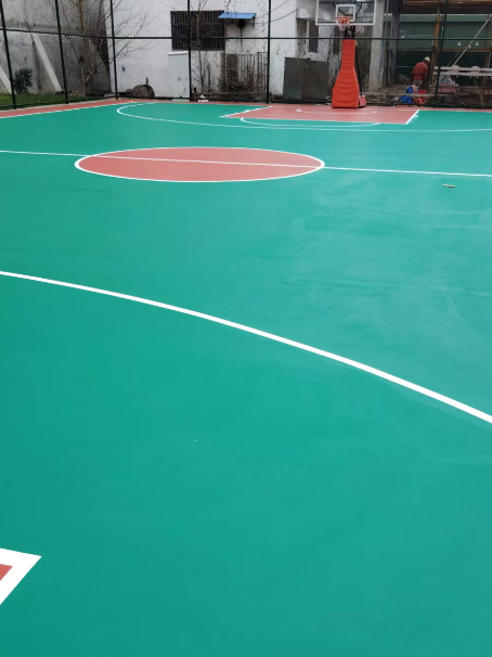新巴尔虎右 球场长期使用易出现地面开裂